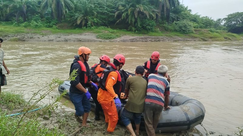 Tim BPBD Aceh Timur saat mengevakuasi korban yang hanyut di sungai. Foto: Net