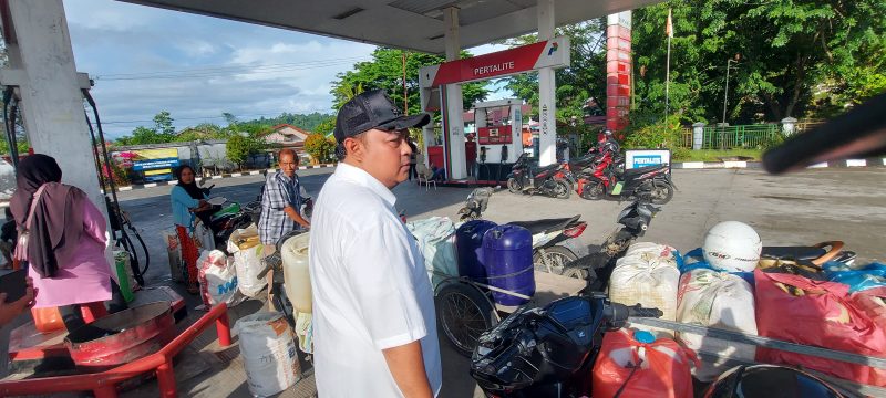 Penjabat Bupati Simeulue, Teuku Reza Fahlevi, S.E., M.M, saat melakukan inspeksi mendadak (sidak) ke Stasiun Pengisian Bahan Bakar Umum (SPBU), Jumat (9/8/2024). (Foto : Prokopim Simeulue).