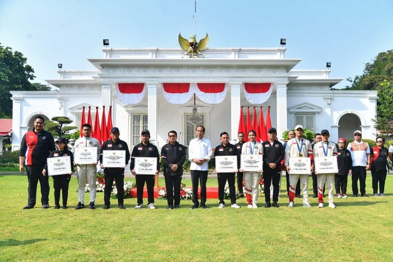 Presiden Joko Widodo menerima para atlet Indonesia yang telah berjuang di Olimpiade Paris 2024 di Istana Merdeka, Jakarta, Kamis (15/8/2024). (Foto: Setneg.go.id) 