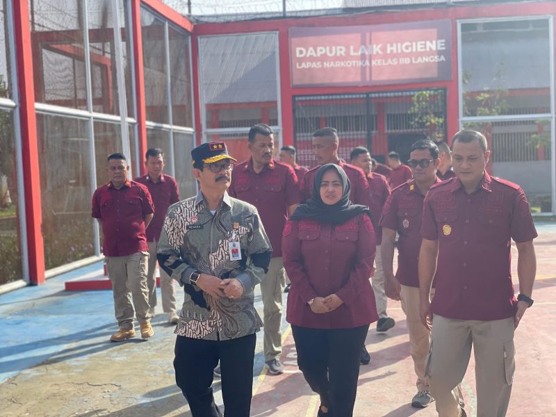 Kepala Kantor Wilayah Kementerian Hukum dan Hak Asasi Manusia Aceh, Meurah Budiman (Pertama Kiri) terus berupaya meningkatkan kinerja Unit Pelaksana Teknis (UPT) Pemasyarakatan di wilayah, salah satunya dengan mengunjungi dan menginspeksi sejumlah UPT di wilayah timur Aceh, Kamis (29/8/2024). (Foto : Humas Kanwil Kemenkumham Aceh).