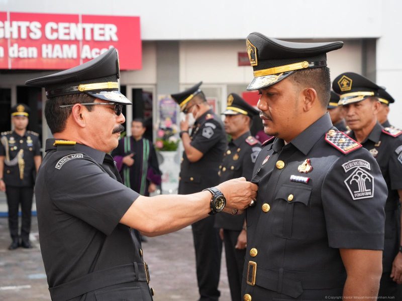 Kepala Kantor Wilayah Kemenkumham Aceh, Meurah Budiman (Pertama Kiri) melantik sebanyak 51 pejabat manajerial di lingkungan Kanwil Kemenkumham Aceh, Banda Aceh, Rabu (21/8/2024). (Foto : Humas Kanwil Kemenkumham Aceh).