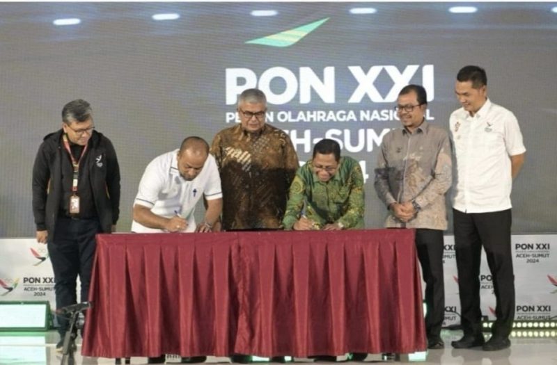 Penjabat Gubernur Aceh Bustami Hamzah menyampaikan Plt Dirut Bank Aceh Fadhil Ilyas dan Deputi IBGR BSI Aceh Saiful Musadir menandatangani perjanjian kerja sama sponsorship PON XXI, pada malam pertemuan mitra sponsorship PON 2024 Aceh Sumut Wilayah Aceh, di Ballroom Hermes Palace Hotel, Sabtu malam (10/8/2024). Foto: Ist