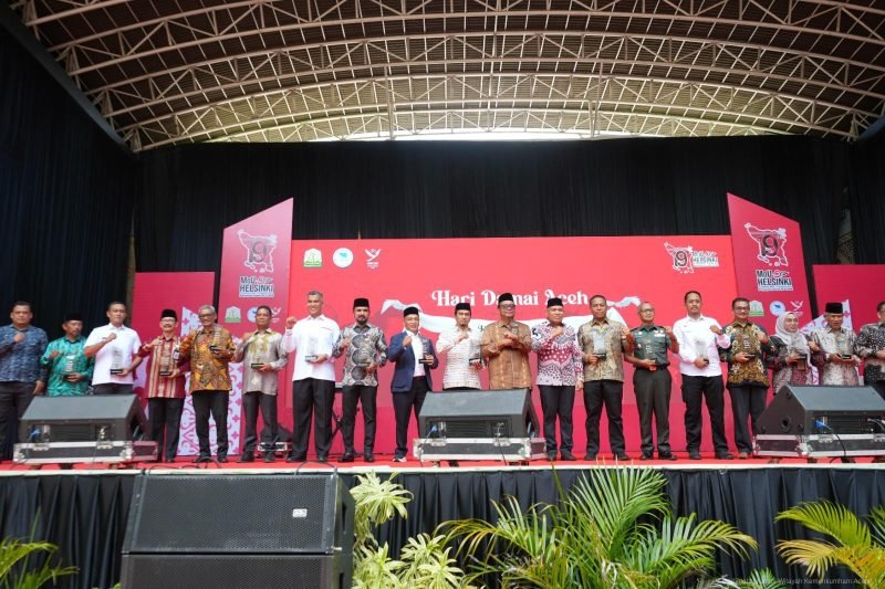 Kakanwil Kemenkumham Aceh, Meurah Budiman (Keempat Kiri) saat menghadiri peringatan Hari Damai Aceh ke-19di Taman Bustanussalatin, Banda Aceh, Kamis (15/8/2024). (Humas Kanwil Kemenkumham Aceh).