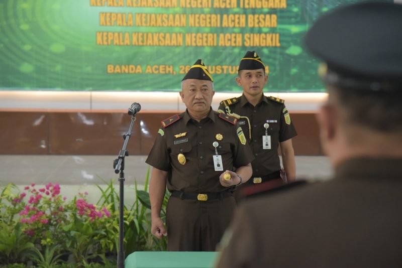 Kepala Kejaksaan Tinggi Aceh Drs. Joko Purwanto, S.H.memimpin upacara pelantikan, pengambilan sumpah dan serah terima jabatan Kepala  Kejaksaan Negeri di ruang Aula Serbaguna Kejati Aceh, Banda Aceh (26/8/2024). (Foto : Farid Ismullah/NOA.co.id)