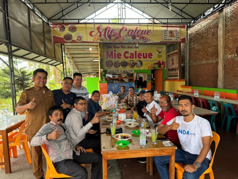 Berpose bersama para CEO dari berbagai media di Warung Mie Caleue Lhong Raya, Kecamatan Banda Raya, Kota Banda Aceh, Selasa (30/7/2024). Foto: Istimewa