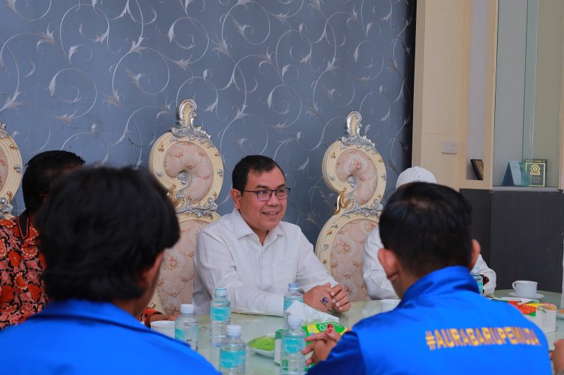 Penjabat Bupati Aceh Barat, Drs. Mahdi Effendi, saat menerima audiensi pengurus Komite Nasional Pemuda Indonesia (KNPI) di Meuligoe Bupati Kabupaten Aceh Barat Jumat, (02/08/2024). Foto: Diskominsa Aceh Barat
