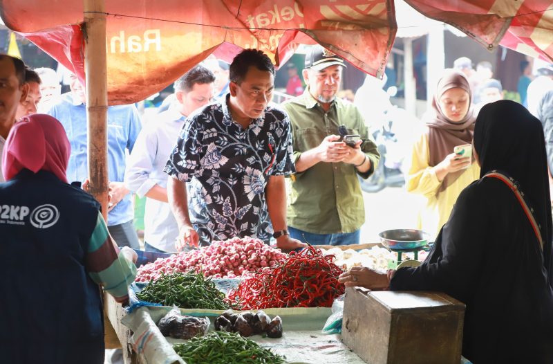 Pj Bupati Pidie, Drs Samsul Azhar saat melakukan sidak ke Pasar Pante Teungoh, Kecamatan Kota Sigli, Sabtu, (3/8/2024) (Foto Amir Sagita.NOA.co.id)