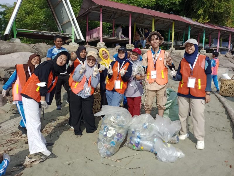 Tim DLH Aceh Besar bersama lembaga Aneuk Muda Aceh Unggul hebat (AMANAH) dan Komunitas Lingkungan membersihkan kawasan wisata pantai di Ladong, Mesjid Raya, Sabtu (03/08/2024). Foto: MC Aceh Besar