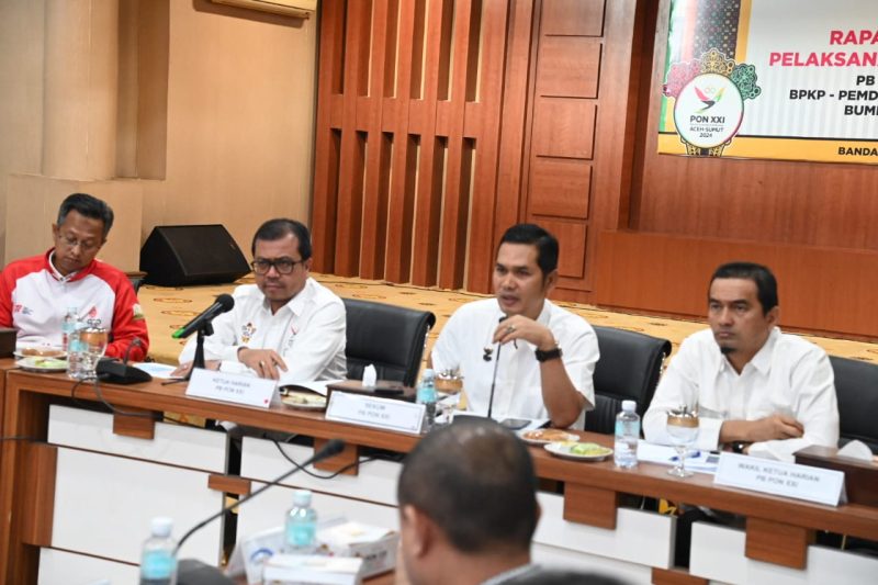 Sekdakab Aceh Besar, Drs Sulaimi M.Si memberikan paparan dalam rapat Teknis Finalisasi Kegiatan Antar Bidang PB PON dengan Instansi Pendukung, Pemko Banda Aceh dan Kabupaten Aceh Besar di Gedung Serbaguna Sekretariat Aceh, Banda Aceh, Minggu (04/08/2024). Foto: Mc Aceh Besar