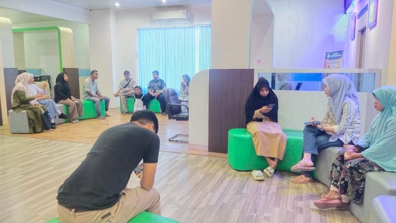 Sejumlah pengunjung sedang mengurus layanan di MPP Kabupaten Aceh Besar, Jl. Medan B. Aceh No.85, Lambaro, Kec. Ingin Jaya, Kabupaten Aceh Besar Senin (5/8/2024). Foto: Mc Aceh Besar.