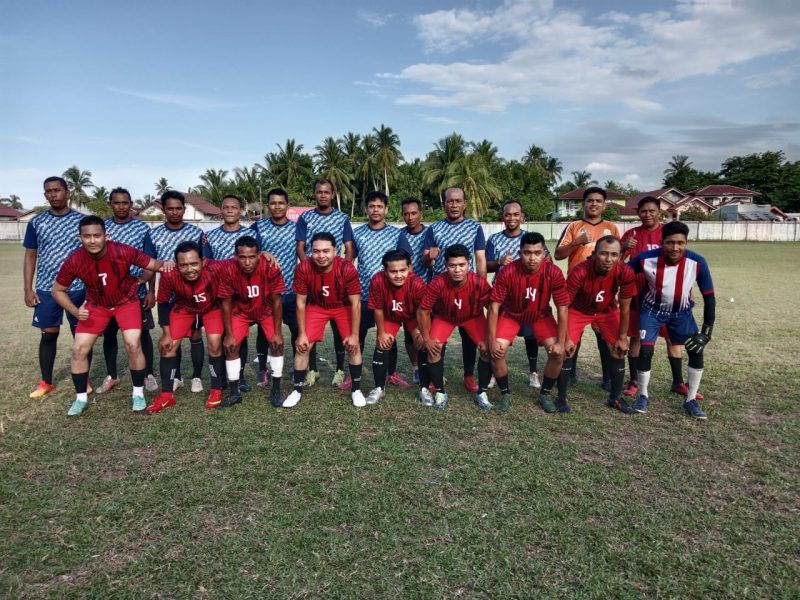 Tim Dinas Pendidikan Dan Kebudayaan Aceh Timur (Biru) vc FC Jurnalis Aceh Timur (Merah).Foto. Dok: Dedi Saputra/NOA.Co.Id.