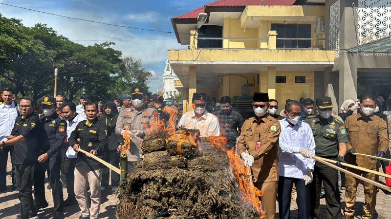 Pemusnahan Barang Bukti Berupa Sabu 226 kg dan Ganja 1,2 Ton Hasil Pengungkapan Ditresnarkoba dan Polres Jajaran Tiga Bulan Terakhir di depan Aula Presisi Polda Aceh, Selasa, 6 Agustus 2024. Foto: PID Humas Polda Aceh.