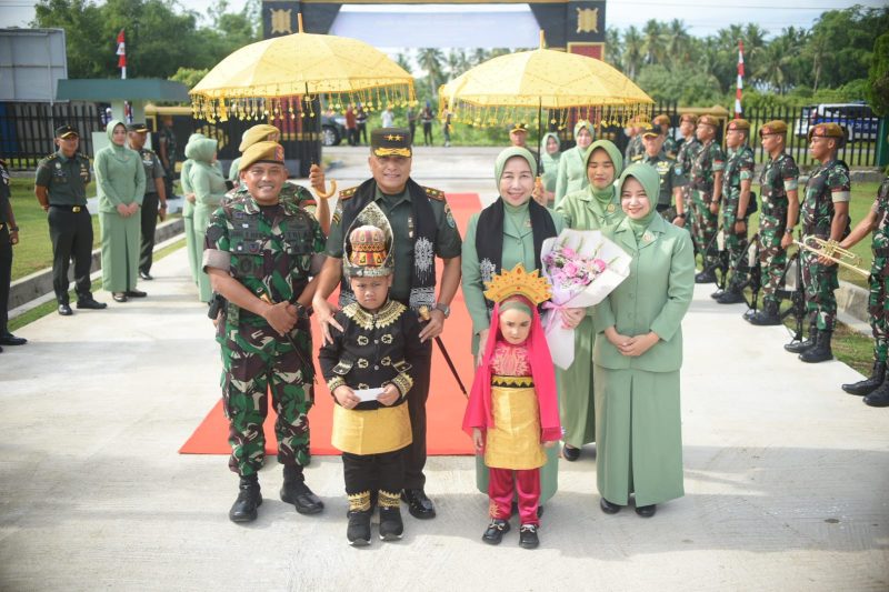 Pangdam IM, Mayor Jenderal TNI Niko Fahrizal, M.Tr.(Han), didampingi oleh Ketua Persit Kartika Chandra Kirana Daerah Iskandar Muda, Ny. Eva Niko Fahrizal, melakukan kunjungan kerja ke Batalyon Artileri Pertahanan Udara 5/Cigra Satria Buana Yudha (Yon Arhanud 5/CSBY). Rabu (07/08/2024). Foto: Humas Kodam IM