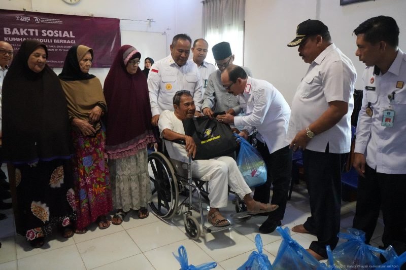 Kanwil Kemenkumham Aceh Menyemarakkan rangkaian Hari Pengayoman ke-79 Kantor Wilayah Kementerian Hukum dan Hak Asasi Manusia Aceh serta berbagi dengan warga sekitar dengan program Bakti Sosial Kumham Peduli Berbagi, Banda Aceh (7/8/2024). (Foto : Humas Kanwil kemenkumham Aceh).