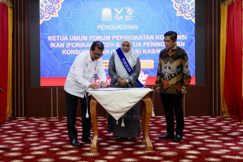 Pj Sekda Aceh Azwardi mengukuhkan  Ketua Umum forum peningkatan konsumsi ikan (Forikan ) Aceh, Mellani Subarni. Foto: Humas Pemprov Aceh