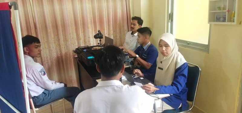 Disdukcapil Kota Padang Panjang saat melakukan perekaman KTP kepada siswa/siswi SMAN 1 Sumatera Barat. Foto: Diona A/NOA.co.id