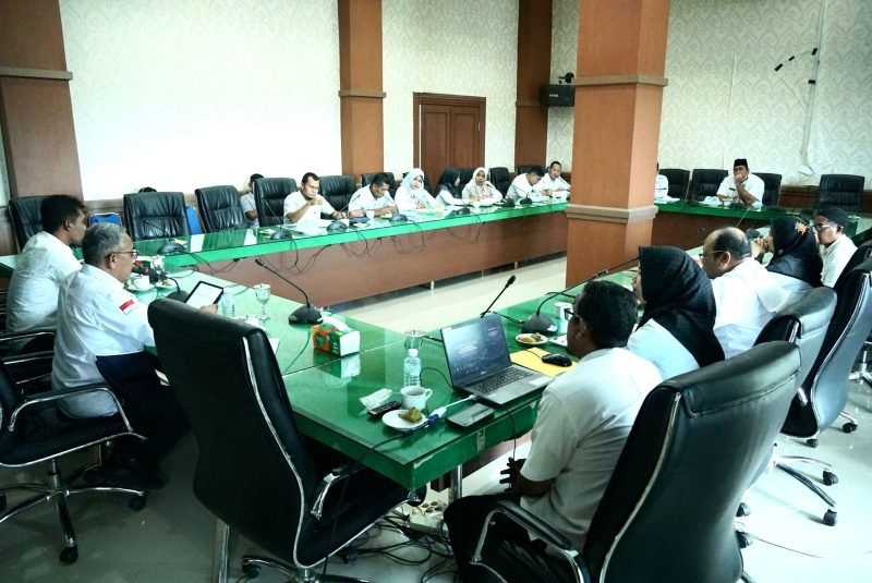 Asisten I Setdakab Farhan AP memimpin rapat pembahasan tentang Pedoman tata naskah Dinas di Lingkungan Pemerintah Kabupaten Aceh Besar, bertempat di Ruang Aula Bukhari Daud, Kota Jantho, Rabu (07/08/2024). Foto: Mc Aceh Besar.