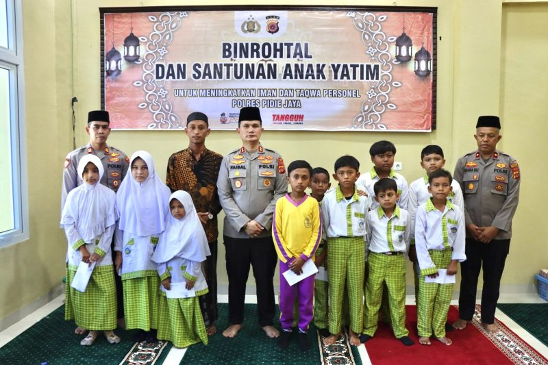 Kapolres Pidie Jaya, AKBP Ahmad Faisal Pasaribu, S.H., S.I.K., M.H., foto bersama dengan anak yatim di Mushalla Polres Pidie Jaya. Foto: Humas Polres Pidie Jaya 