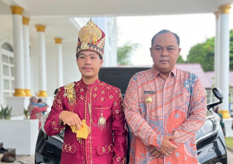 Penjabat Bupati Simeulue, Teuku Reza Fahlevi (Pertama Kanan) bersama  pasangan pengantin warga Kebun Baru, Kecamatan Teupah Selatan, Simeulue, Kamis (8/8/2024). (Foto : Prokopim Simeulue).