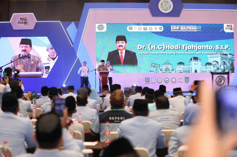 Menko Polhukam Hadi Tjahjanto saat mewakili Presiden Joko Widodo sekaligus membuka sambutan secara resmi Musyawarah Nasional XIV dan Milad ke-47 Badan Komunikasi Pemuda Remaja Masjid Indonesia (BKPRMI), Medan (8/8/2024). (Foto : Humas Kemenko Polhukam RI).