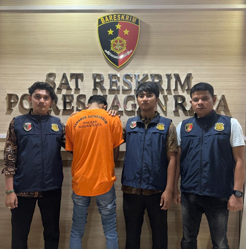 ES tersangka Kasus Judi Online saat di amankan oleh Personel Unit Tipidter Satuan Reskrim Polres Nagan Raya. Foto: Polres Nagan Raya 