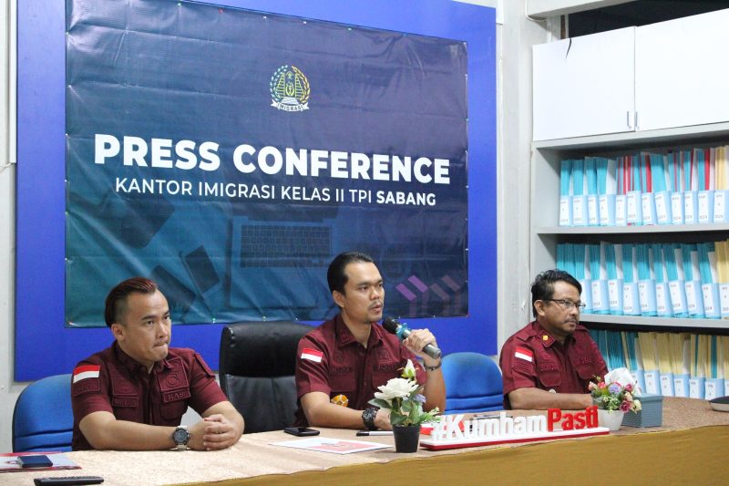 Kepala Kantor Imigrasi Kelas II TPI Sabang Muchsin Miralza (tengah) saat jumpa pers penangkapan WNA asal Maladewa di Kota Sabang, Aceh, Kamis (8/8/2024). (Foto : Humas Imigrasi Sabang)