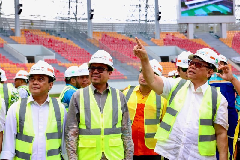 Pj Sekda Aceh Dampingi Wantimpres Tinjau Pembangunan Stadion Harapan Bangsa. Foto: Biro Adpim Setda Aceh