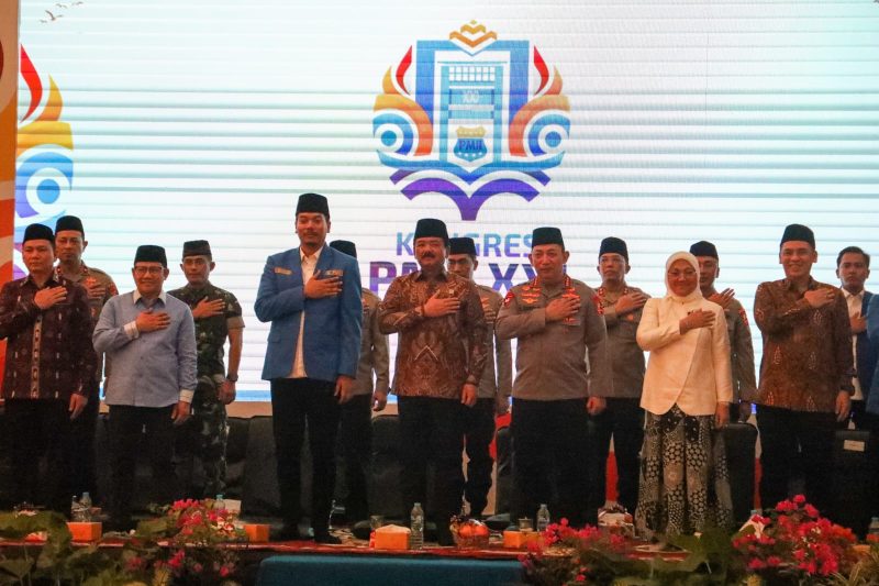 Menteri Koordinator Bidang Politik, Hukum dan Keamanan Marsekal TNI (Purn.) Hadi Tjahjanto saat membuka Kongres ke-21 Pemuda Mahasiswa Islam Indonesia (PMII) mewakili Presiden RI di Jakabaring, Palembang, Jumat (9/8/2024). (Foto : Humas Kemenko Polhukam).