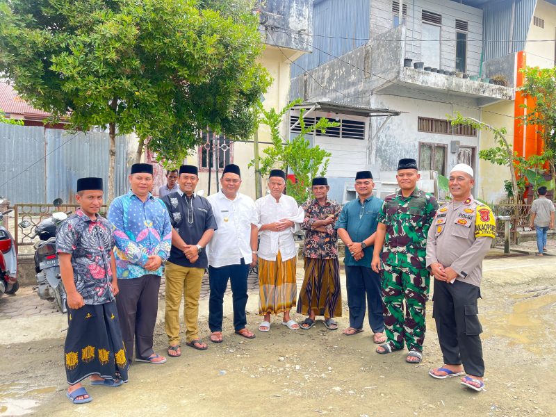 Kegiatan Safari Jumat Pj Bupati Simeulue, Teuku Reza Fahlevi (Keempat Kiri) bersama unsur Forkopimda di Masjid An Nur, Suka Damai, Desa Sinabang, Simeulue, Jumat (9/8/2024). (Foto : Prokopim Simeulue).