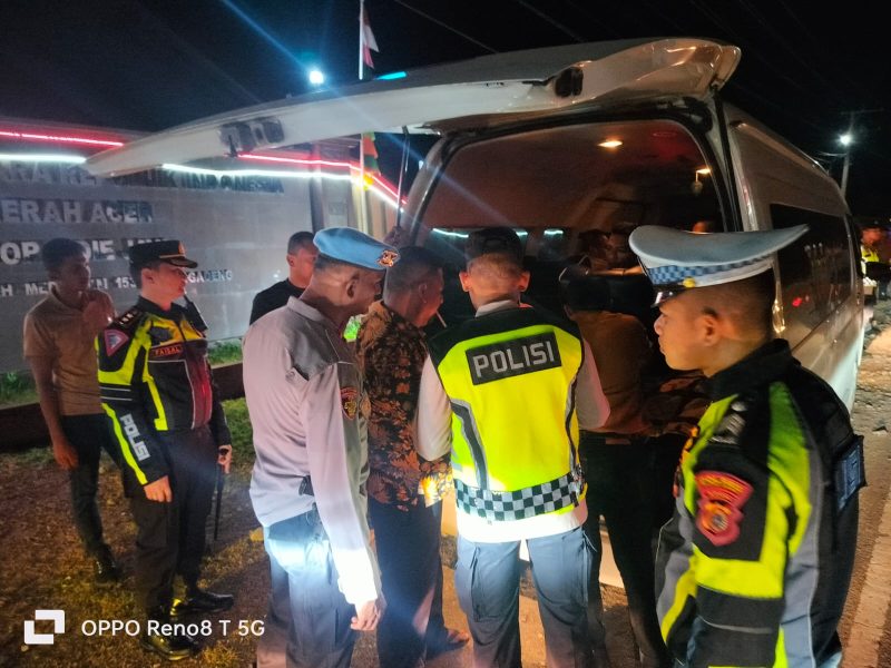 Polres Pidie saat melakukan keamanan dan ketertiban masyarakat (kamtibmas) dengan melaksanakan Cooling System. Foto: Polres Pidie Jaya