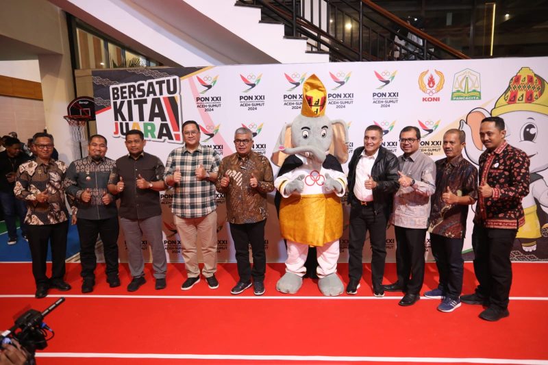 Panglima Komando Daerah Militer Iskandar Muda (Pangdam IM) Mayor Jenderal TNI Niko Fahrizal, M. Tr (Han) bersama Pj. Gubernur Aceh Bustami Hamzah dan para Forkopimda Aceh lainnya saat menghadiri Malam Pertemuan Mitra Sponsorship Pekan Olahraga Nasional (PON) XXI 2024 di Ballroom Hermes Palace Hotel, Sabtu (10/8/2024) Foto: Humas Aceh