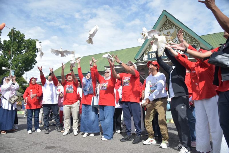 Pj Gubernur Aceh Bustami Hamzah, di dampingi Pj Bupati Aceh Besar, Muhammad Iswanto bersama Kepala SKPA melepaskan burung merpati pada puncak peringatan HAN ke 40 di Lapangan Blang Padang, Banda Aceh, Minggu (11/8/2024). Foto: Mc Aceh Besar