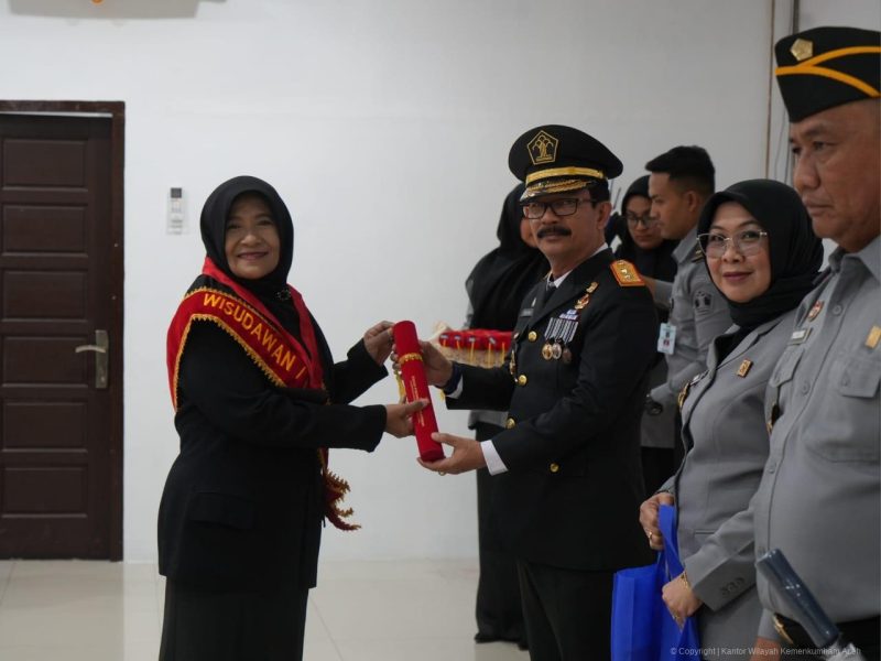 Kantor Wilayah Kementerian Hukum dan Hak Asasi Manusia Aceh menyelenggarakan acara wisuda bagi para purnabakti Pengayoman di lingkungan Kemenkumham Aceh diadakan di Aula Bangsal Garuda, Banda Aceh, Selasa (13/8/2024). (Foto : Humas Kanwil kemenkumham Aceh).
