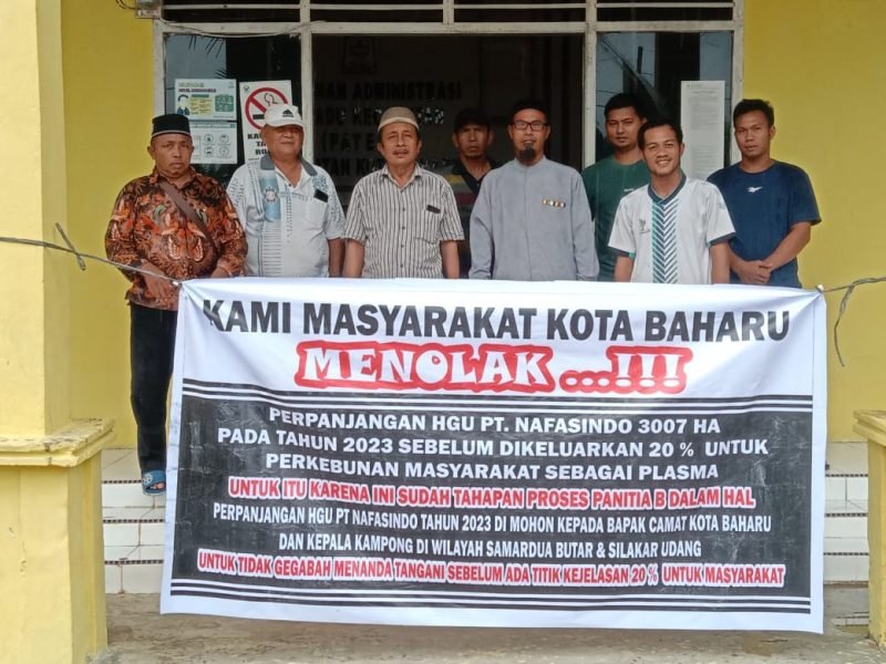 Aksi masyarakat Kecamatan Kota Baharu terkait penolakan perpanjangan hak guna usaha (HGU) perusahaan perkebunan PT.Nafasindo di Kantor Camata Kota Baharu, Aceh Singkil, Selasa (13/8/2024). (Foto : Dok.Pribadi).
