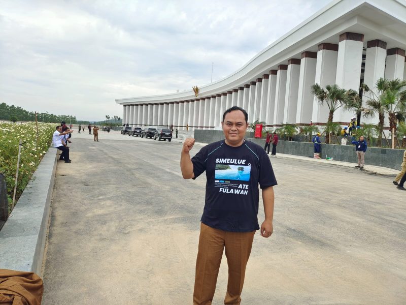 Pj Bupati Simeulue, Teuku Reza Fahlevi saat memakai baju kaos bergambar Pulau Mincau di halaman Ibu Kota Nusantara, Kalimantan Timur, Rabu (14/8/2024). ( Foto : Prokopim Simeulue).