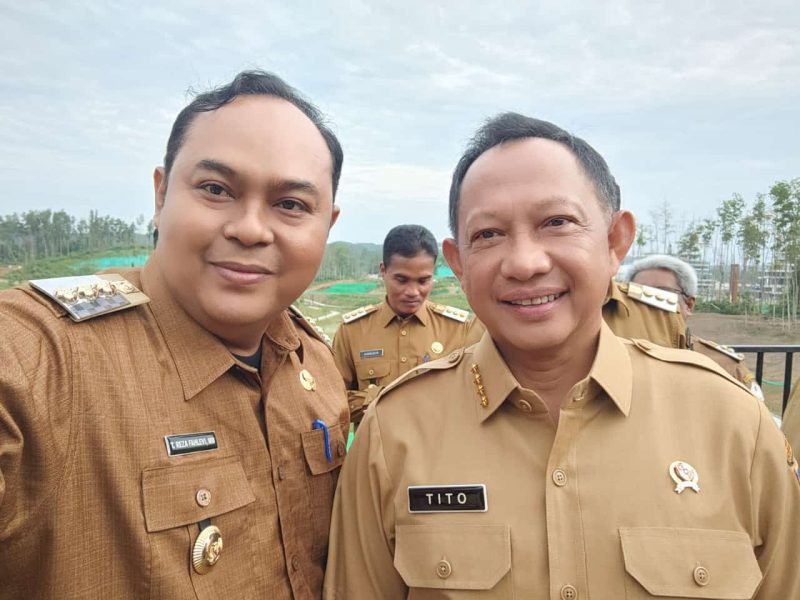 Penjabat Bupati Simeulue Teuku Reza Fahlevi (Pertama kiri) foto bersama Menteri Dalam Negeri Tito Karnavian (Pertama Kanan) di Istana Negara Ibu Kota di Penajam Paser Utara, Kalimantan Timur, Selasa (13/8/2024). (Foto : Prokopim).