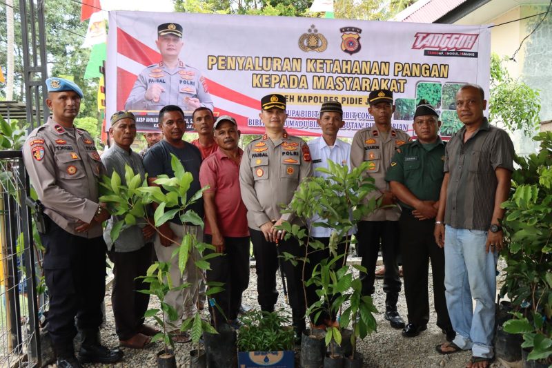 Kapolres Pidie Jaya, AKBP Ahmad Faisal Pasaribu menyerahkan Bibit kepada masyarakat di Trienggadeng. Foto: Polres Pidie Jaya 
