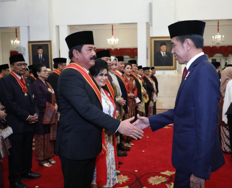 Menteri Koordinator Bidang Politik, Hukum dan Keamanan Marsekal TNI (Purn.) Hadi Tjahjanto (Pertama Kiri) saat menerima Bintang Mahaputera Adipradana dari Presiden Joko Widodo (Pertama Kanan), Rabu (14/8/2024) (Foto Humas Kemenko Polhukam).