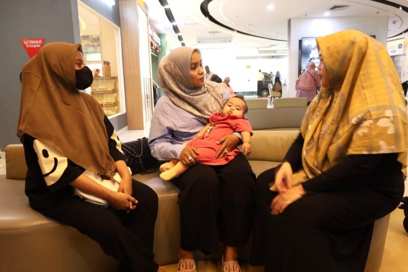 Istri Penjabat Gubernur Aceh, Mellani Subarni Bustami saat menjenguk dua pasien anak bocor jantung asal Aceh yang disambut kedua orang mereka, di Rumah Sakit Jantung Harapan Kita, Jakarta, Rabu, 14 Agustus 2024. Foto: Humas BPPA