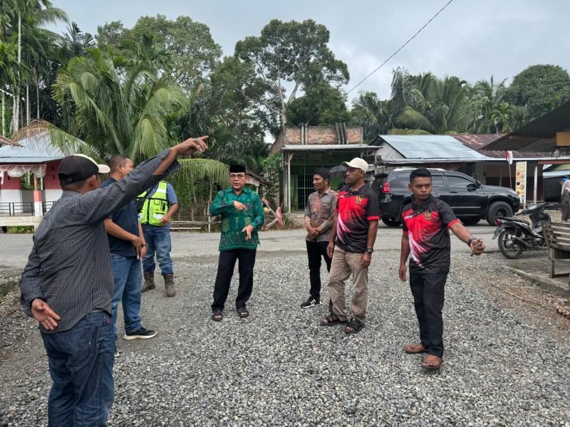 Penjabat Bupati Aceh Barat Mahdi Efendi saat meninjau proyek pembangunan jalan di wilayah Woyla, Kamis (15/08/2024). Foto: Humas Aceh Barat