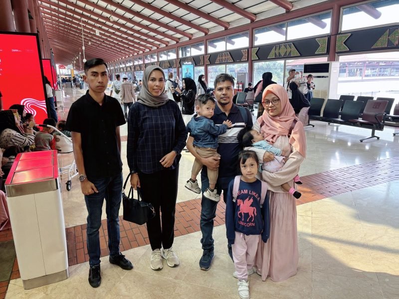 Rahmatul Ula (kanan) bersama tiga anaknya, yang didampingi staf BPPA saat dipulangkan ke Aceh, di Bandara Soekarno Hatta, Tangerang, Kamis, 15 Agustus 2024. Foto: Humas BPPA