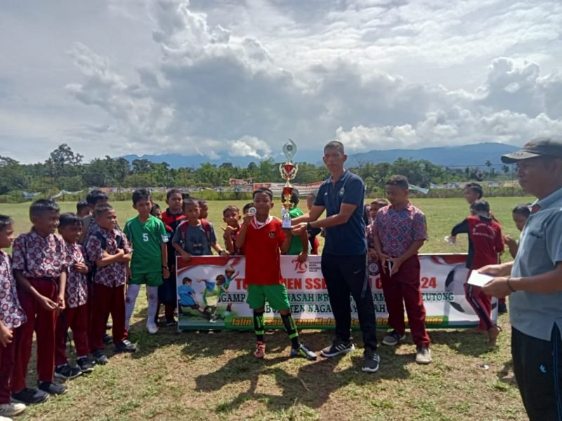 Tim Sepak Bola SD Negeri Seumot menerima piala Juara I Turnamen Sepak Bola SSB Sejati Cup 2024. Foto: Aprizali Munandar/NOA.co.id