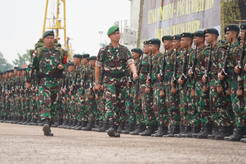 Kasdam IM, Brigjen TNI Ayi Supriatna, S.I.P., M.M., memimpin upacara penyambutan kepulangan Satgas Pengamanan Perbatasan RI-PNG Kewilayahan oleh Batalyon Infanteri 115/Macan Leuser (Yonif 115/ML) di Pelabuhan Kreung Geukeh, Aceh Utara, pada Sabtu (17/08/2024). Foto: Humas Kodam IM
