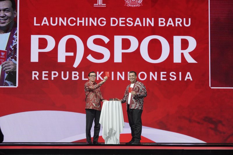 Menkumham, Yasonna H. Laoly (Pertama Kiri) bersama Dirjen Imigrasi, Silmy Karim (Pertama Kanan) saat Launching Desain Baru Paspor RI di Hotel Indonesia Kempinski, Jakarta, Sabtu (17/8/2024). (Foto : Humas Ditjenim).
