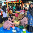 Sejumlah ibu-ibu PKK Se-Kecamatan Muara Tiga, Kabupaten Pidie, sedang mengikuti lomba masak kuah pliek U di halaman kantor camat setempat dalam rangka memeriahkan HUT Kemerdekaan RI ke 79 di Kecamatan Muara Tiga, Sabtu, (17/8/2024/ (Foto Amir Sagita.NOA.co.id)