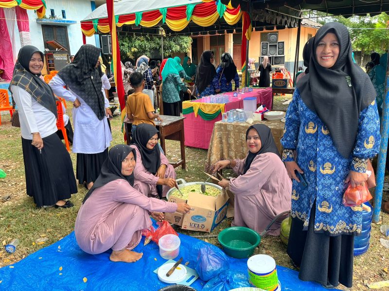 Sejumlah ibu-ibu PKK Se-Kecamatan Muara Tiga, Kabupaten Pidie, sedang mengikuti lomba masak kuah pliek U di halaman kantor camat setempat dalam rangka memeriahkan HUT Kemerdekaan RI ke 79 di Kecamatan Muara Tiga, Sabtu, (17/8/2024/ (Foto Amir Sagita.NOA.co.id)