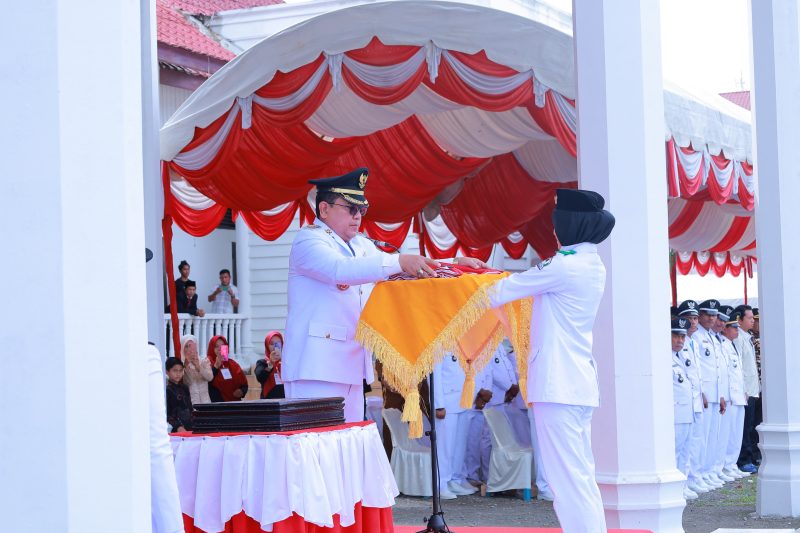 Pj Bupati Mahdi Efendi, saat memimpin Upacara HUT ke-79 Kemerdekaan RI. Foto: Humas Diskominsa Aceh Barat