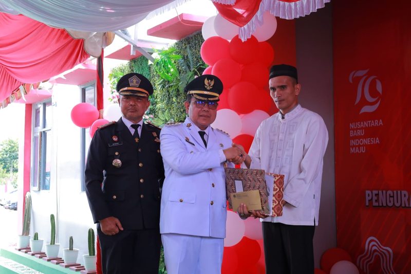 Pj Bupati Mahdi Serahkan Remisi Umum bagi Narapidana dan Anak Binaan di Lapas Meulaboh. Foto: Diskominsa Aceh Barat