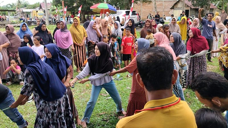 Susana kemeriahan lomba HUT Kemerdekaan RI ke 79 di dusun Syuhada. Foto: Aprizali Munandar/ NOA.co.id