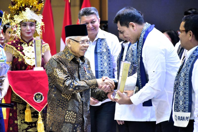 Kementerian Koordinator Bidang Politik Hukum, dan Keamanan yang dipimpin oleh Marsekal TNI (Purn) Hadi Tjahjanto mendapatkan penghargaan Rencana Aksi Nasional Penanggulangan Ekstrimisme (RAN PE) Awards BNPT Tahun 2024, Jakarta, Senin (19/8/2024). ( Foto : Humas Kemenko Polhukam RI).